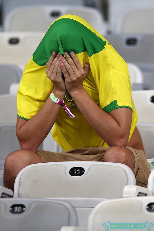 巴西球迷被德国打哭